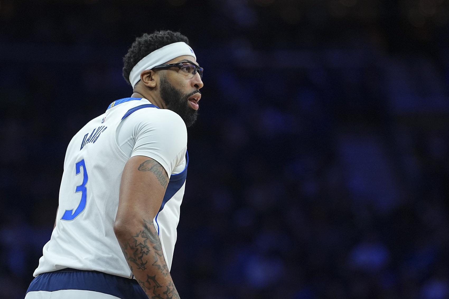 Shams：一些有意浓眉球队认为其季后赛可能复出 未来可任长期核心